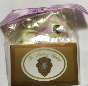 Aromatique The Smell Of Spring Gift Set. 2.5 Oz Candle And 1.5 Oz Oil And Reeds - Picture 1 of 3