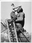 Posąg Gustawa II Adolfa jest oczyszczony - Fotografia vintage 2317736