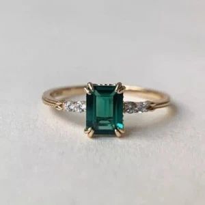 Conjunto de bisel de esmeralda verde creado en laboratorio de 2 quilates anillo de promesa enchapado en oro amarillo de 14 k - Imagen 1 de 3