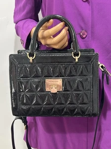 Borsa a tracolla Michael Kors in vernice a tracolla nera logo oro - Foto 1 di 10