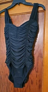 Traje de baño negro 1 pieza, nuevo sin etiquetas diseño plisado con aros, talla mediana - Imagen 1 de 11