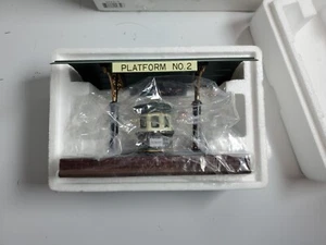 Department 56 The Heritage Village Collection Victoria Station Train Platform - Bild 1 von 8