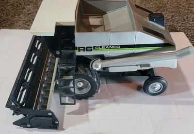 Scale Model 1/24 Scale Deutz-Allis R6 Gleaner Combine Farm Toy Collectible - Image 1 of 4