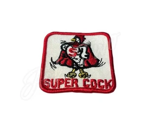 Parche Bordado Super Polla Humor Adulto Años 70 De Colección 3”x3” Gallo Superman NUEVO - Imagen 1 de 3