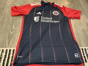 Adidas New England Revolution Heimtrikot blau/rot Herren Größe Large Neu mit Etikett Slim Fit " - Bild 1 von 6