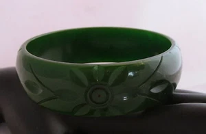 Vintage Bakelit Armreif Armband tief geschnitzt Herbst Kreis Blume durchscheinend grün - Bild 1 von 5