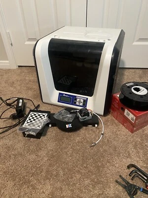 XYZ PRINTING DA VINCI Jr. 1.0.3 w 3D PRINTER W/ FILAMENT AND SPARE EXTRUDER - Image 1 of 4