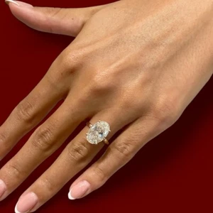 Anillo de compromiso de diamantes talla ovalada cultivados en laboratorio de 5,00 quilates de oro amarillo de 14 k con certificación IGI - Imagen 1 de 15