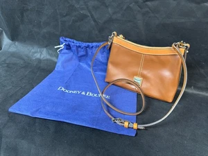 ¡NUEVO! Bandolera pequeña de cuero natural Dooney & Bourke Wexford - Imagen 1 de 8