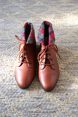 Botas al tobillo cortas con cordones de tartán festivas de cuero marrón vintage de los años 90 zapatos 7 Foto 1 de 4