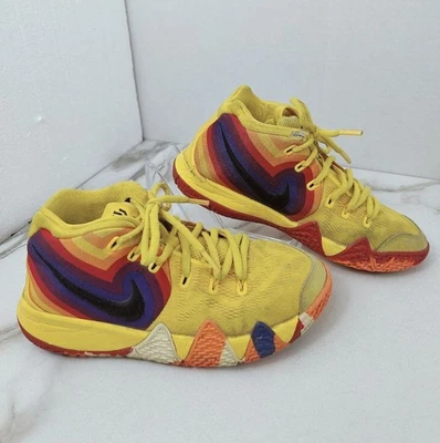 Tênis de basquete Nike Youth Boys Kyrie 4 anos 70 GS amarelo tênis esportivo, tamanho 4Y - Imagem 1 de 4