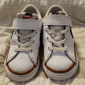 Nike Jungen Kleinkind Turnschuhe 7,5 weiß mit schwarzen Swoosh Tennisschuhe - Bild 1 von 8