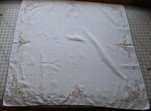 9409 Pretty antique white linen table cloth with cross stitch baskets of flowers - Picture 1 of 2