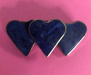 Pin Corazón Metal y Plástico Azul Oro Palo Pin Cierre Circular 3 Corazones 1.75 pulgadas - Imagen 1 de 6