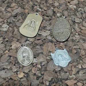 Dijes Religiosos Aluminio Metal Algunos Hechos en Italia El Papa María Jesús 4 piezas - Imagen 1 de 3