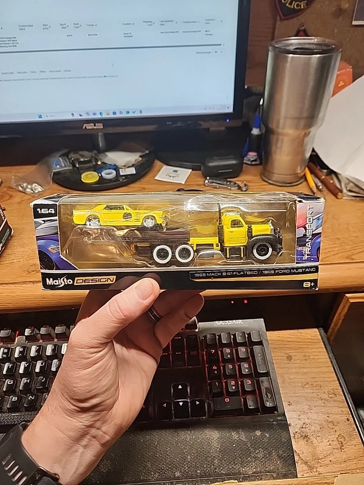 MAISTO Design Elite Transport 1953 年 Mack B61 平板 + 65 福特野马 1: 64 全新 — 第 1/4 张图片