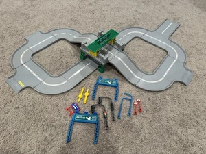 Gebrauchtes Hot Wheels World Super Highway 16 Schienen Spielset Stadt grün Mautpflichtig T8 - Bild 1 von 3