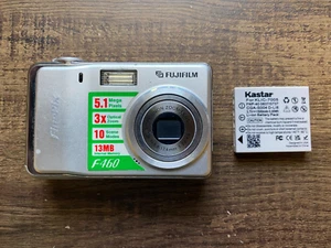 Fujifilm FinePix F460 Compact Digital Camera 5.1MP with Battery - Picture 1 of 7