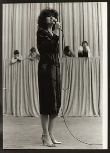 FOTO GIGANTE ORIGINALE GIGLIOLA CINQUETTI FINE ANNI 70 CARTA LUCIDA CM 21X29 - Picture 1 of 1
