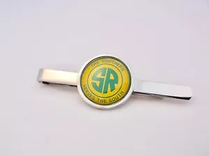 SR SOUTHERN RAILWAY RAIL BRITISH RAILWAY BADGE TIE SLIDE GRIFFLEISTE ZUGGESCHENK - Bild 1 von 2