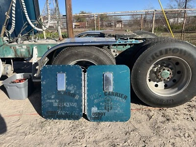 Doors of studio sleeper for Kenworth Foto 1 de 4