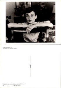 Cartolina - AUDREY HEPBURN 1955 - FOTOGRAFIA DI GEORGE DANIEII - Foto 1 di 1