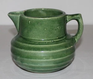 Jarra de leche de gres verde primitivo de cerámica McCoy vintage 121 marca escudo - Imagen 1 de 10