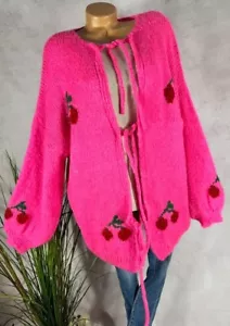 NEU Kuschel Boucle Strick Cardigan KIRSCHEN Cherry Motiv Italy PINK bis gr 44 - Bild 1 von 9