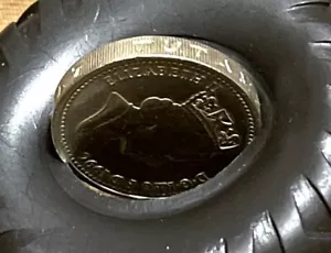 Preowned- Rare 1996 British One Pound Coin “DECUS ET TUTAMEN” Error - Picture 1 of 7