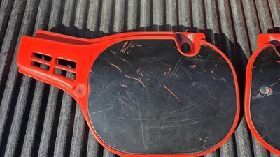 Cubierta lateral izquierda OEM 1984 HONDA CR125 83510-KA3N-7310 AHRMA Foto 1 de 3