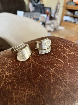 Anillo de cuchara retorcido Foto 1 de 2