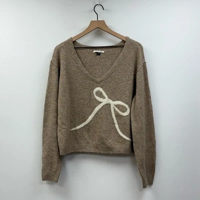 Suéter American Eagle Lazo Gráfico Tejido Cuello en V holgado Gran Tamaño Tostado Pequeño Foto 1 de 4