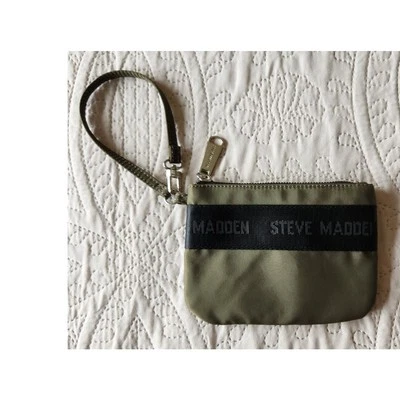Bolso Muñequera Steve Madden Verde con Logo Rayas 6 3/4" x 5" Cierre Cremallera Nuevo con Etiquetas Foto 1 de 4