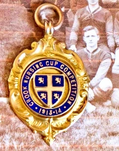 Medaglia calcio oro 9 ct 8,7 gm. Coppa Infermieristica Crook 1913-14, Evenwood Crusaders FC - Foto 1 di 5