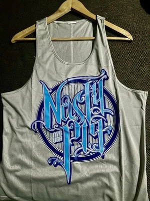 CAMISETA SIN MANGAS NASTY Vintage Gris Claro Malla con Estampado Azul Blanco “Brand Emblem” TALLA 41 Foto 1 de 4