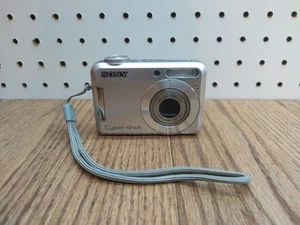 Cámara digital Sony Cyber-Shot DSC-S650 7,2 MP - plateada para piezas o reparación - Imagen 1 de 7