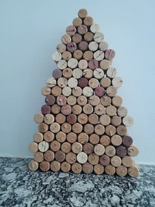 ¡Hecho a mano! Árbol de Navidad de corcho de vino reciclado 9" x 13" - Imagen 1 de 5