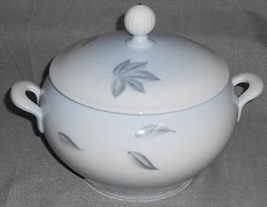 Bing and Grondahl FALLING LEAVES PATTERN Round Cov'd Vegetable MADE IN DENMARK - Picture 1 of 6