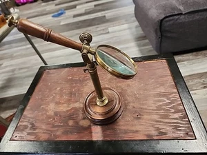 Lente di ingrandimento scrivania girevole vintage ottone e legno supporto regolabile - Foto 1 di 7