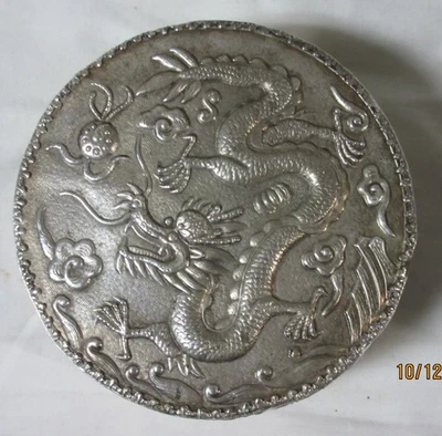 Dragão chinês em relevo tom de prata 5 1/4" caixa espelhada de joias de lata CDSCTJMB-12s - Imagem 1 de 4