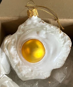 Nuevo adorno de vidrio soplado a mano SUR LA TABLE HUEVO FRITO DORADO/BLANCO ¡DIVERTIDO PERO BONITO! - Imagen 1 de 5