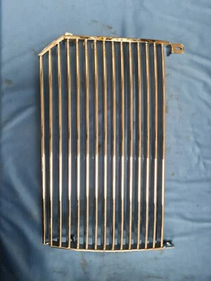 PALETA REJILLA RADIADOR DE MANO DERECHA DAIMLER SE ADAPTA A DS420 (PARACHOQUES DE GOMA TARDÍA) BCC3784 Foto 1 de 4