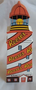 The Cat's Meow Hershey's Reese's Lighthouse Scaffale in Legno Sitter 1999 Colorato - Foto 1 di 21
