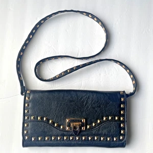 Urban Expressions Umhängetasche mit Nieten schwarz veganes Leder Handtasche - Bild 1 von 6