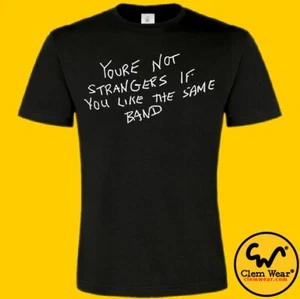 T-shirt BAND GRAFFITI T-SHIRT DIVERTENTE YOU'RE NOT STRANGERS IF YOU LIKE THE SAME - Foto 1 di 4