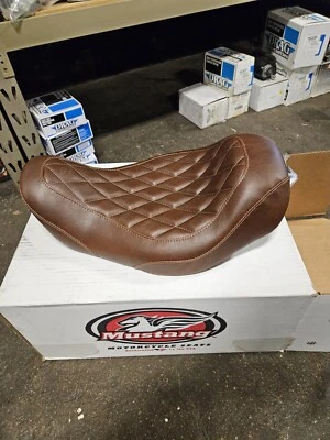 Asiento individual Mustang Wide Tripper marrón puntada de diamante para Harley Dyna 2006-2017 Foto 1 de 4