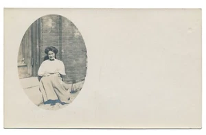 Hermosa mujer joven sentada en la puerta-paso Ontario foto real postal RPPC - Imagen 1 de 2