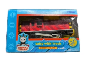 NUOVO CON SCATOLA 2005 THOMAS SALTY CON BINARIO, TRACKMASTER RAIL SYSTEM TOMY - Foto 1 di 6
