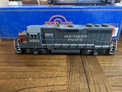 Atlas O Scale 2 Rail Dummy Locomotive Southern Pacific GP-35 6563 - Image 1 of 4