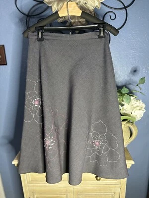 Vestido Granero Gris Y Rosa Floral Bordado Forrado Falda Foto 1 de 4